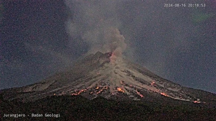 Gunung Merapi menggugurkan awan panas malam ini pukul 20.17 WIB, Jumat (16/8/2024).