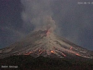Merapi Gugurkan Awan Panas 1,3 Km Malam Ini