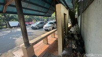 Halte di Jalan Supratman juga dipenuhi banyak sampah (Foto: Wisma Putra/detikJabar).