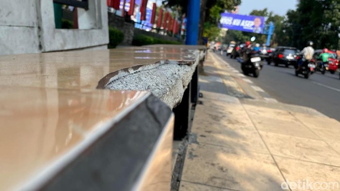 Halte di Bandung rusak