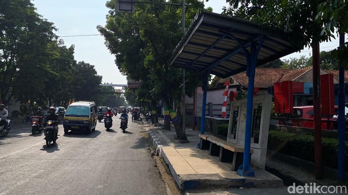 Halte di Bandung rusak