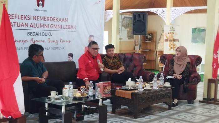 Hasto (kemeja merah) di bedah buku Merahnya Ajaran Bung Karno (Fawdi/detikcom)