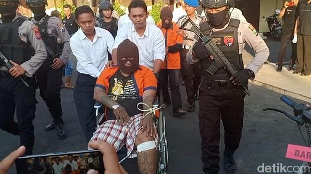 Heri setelah ditangkap petugas dan dihadirkan dalam jumpa pers
