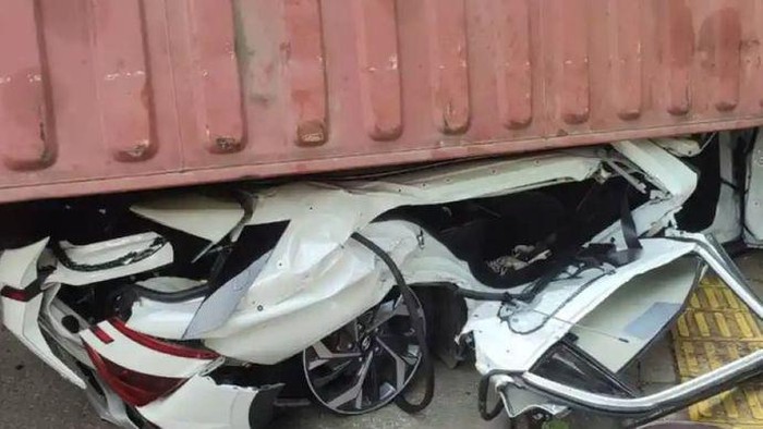Hyundai Creta tertimpa kontainer.