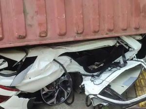 Ketika Roda Selamatkan Nyawa Pengemudi Hyundai Creta saat Tertimpa Kontainer