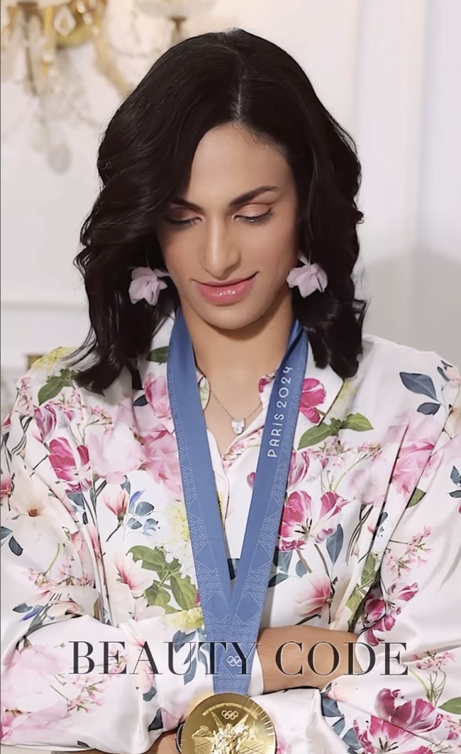 Dalam unggahan tersebut, terlihat Imane tampil dengan blouse motif bunga dan mengenakan makeup bernuansa soft pink. Dengan alis yang tertata rapi dan bulu mata palsu, penampilan wanita 25 tahun itu semakin mempercantik fitur wajahnya.  Foto: dok. Instagram @beauty.code.officiel