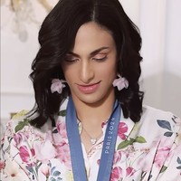 Dalam unggahan tersebut, terlihat Imane tampil dengan blouse motif bunga dan mengenakan makeup bernuansa soft pink. Dengan alis yang tertata rapi dan bulu mata palsu, penampilan wanita 25 tahun itu semakin mempercantik fitur wajahnya.  Foto: dok. Instagram @beauty.code.officiel