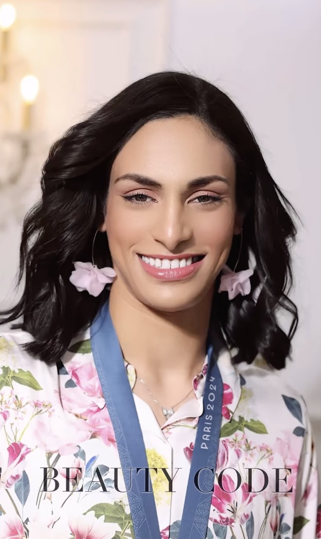 Rambut yang biasanya hanya dikuncir, kali ini ditata dengan efek bergelombang, menambah kesan anggun dan elegan pada penampilannya. Transformasi ini adalah hasil karya dari salon di Prancis, Beauty Code, yang memberikan dukungan penuh kepada Imane Khelif di tengah gender phobia yang dihadapinya. Foto: dok. Instagram @beauty.code.officiel