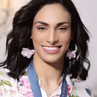 Rambut yang biasanya hanya dikuncir, kali ini ditata dengan efek bergelombang, menambah kesan anggun dan elegan pada penampilannya. Transformasi ini adalah hasil karya dari salon di Prancis, Beauty Code, yang memberikan dukungan penuh kepada Imane Khelif di tengah gender phobia yang dihadapinya. Foto: dok. Instagram @beauty.code.officiel