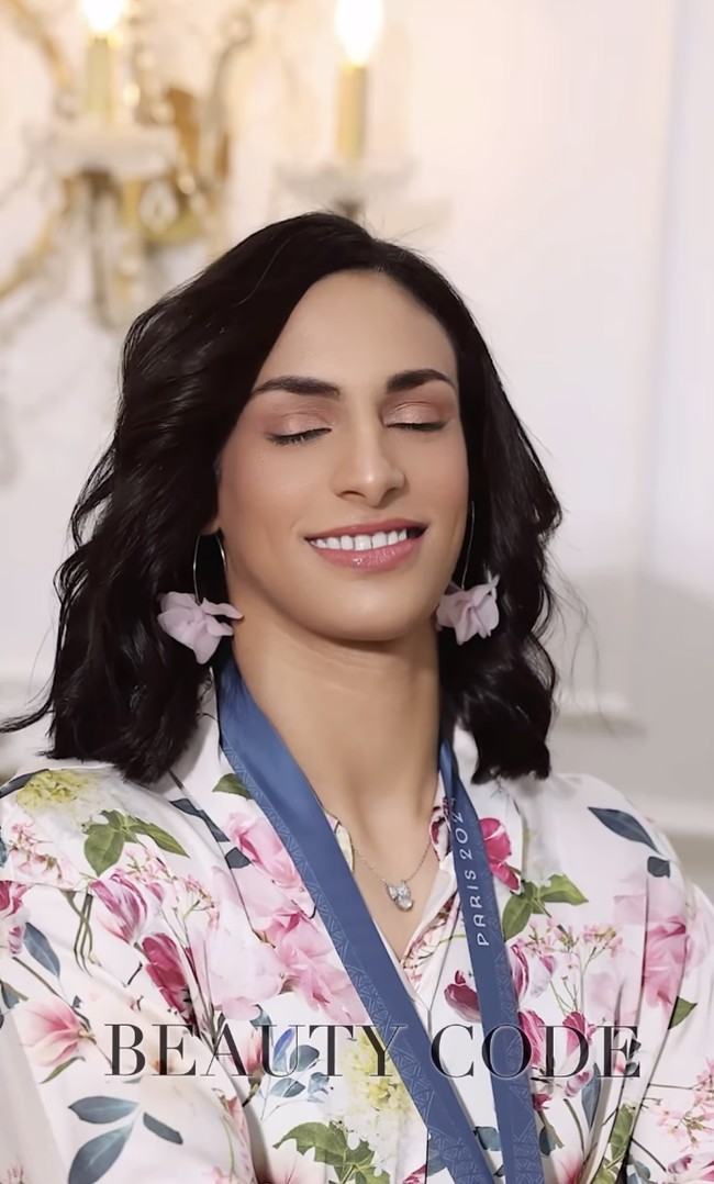 Transformasi ini mendapat banyak pujian dan dukungan dari para penggemarnya. “Ratu Olimpiade. Sejujurnya aku tidak melihat perubahannya, dia dari dulu cantik. Semua cinta dan dukungan dari Mesir,” komentar seorang netizen. “Wanita sejati dan tidak pernah meragukan kewanitaannya. Kecantikannya unik. Aku suka dengan senyumnya meski tanpa makeup,” tulis pujian lainnya. Foto: dok. Instagram @beauty.code.officiel