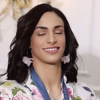 Transformasi ini mendapat banyak pujian dan dukungan dari para penggemarnya. “Ratu Olimpiade. Sejujurnya aku tidak melihat perubahannya, dia dari dulu cantik. Semua cinta dan dukungan dari Mesir,” komentar seorang netizen. “Wanita sejati dan tidak pernah meragukan kewanitaannya. Kecantikannya unik. Aku suka dengan senyumnya meski tanpa makeup,” tulis pujian lainnya. Foto: dok. Instagram @beauty.code.officiel