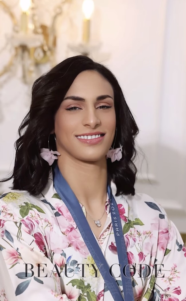 Di tengah kontroversi tersebut, Imane Khelif memilih untuk menanggapi dengan cara yang mengejutkan banyak orang. Dalam sebuah unggahan di Instagram, Khelif menunjukkan transformasi penampilannya yang cantik dan feminin dengan makeup, yang selama ini jarang diperlihatkan di depan publik. Transformasi ini sekaligus menjadi pembuktian dirinya sebagai wanita tulen. Foto: dok. Instagram @beauty.code.officiel