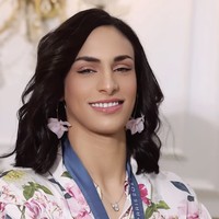 Di tengah kontroversi tersebut, Imane Khelif memilih untuk menanggapi dengan cara yang mengejutkan banyak orang. Dalam sebuah unggahan di Instagram, Khelif menunjukkan transformasi penampilannya yang cantik dan feminin dengan makeup, yang selama ini jarang diperlihatkan di depan publik. Transformasi ini sekaligus menjadi pembuktian dirinya sebagai wanita tulen. Foto: dok. Instagram @beauty.code.officiel