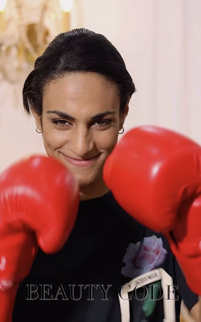 Beauty Code juga menyampaikan pesan mendalam: “Imane, dengan mengubah penampilannya, tidak berusaha mengubah dirinya agar sesuai dengan pola yang diinginkan dunia untuk menjebak kita. Pesannya jauh lebih dalam: pakaian tidak menjadikan seorang bhikkhu, dan penampilan tidak mengungkapkan esensi seseorang. Dia bisa menjadi feminin dan anggun kapan pun dia mau, tapi di atas ring, dia tidak membutuhkan dekorasi atau sepatu hak tinggi. Anda hanya perlu strategi, kekuatan, dan pukulan, yang merupakan inti dari kepribadiannya.” Foto: dok. Instagram @beauty.code.officiel
