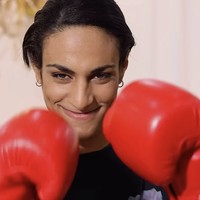 Beauty Code juga menyampaikan pesan mendalam: “Imane, dengan mengubah penampilannya, tidak berusaha mengubah dirinya agar sesuai dengan pola yang diinginkan dunia untuk menjebak kita. Pesannya jauh lebih dalam: pakaian tidak menjadikan seorang bhikkhu, dan penampilan tidak mengungkapkan esensi seseorang. Dia bisa menjadi feminin dan anggun kapan pun dia mau, tapi di atas ring, dia tidak membutuhkan dekorasi atau sepatu hak tinggi. Anda hanya perlu strategi, kekuatan, dan pukulan, yang merupakan inti dari kepribadiannya.” Foto: dok. Instagram @beauty.code.officiel