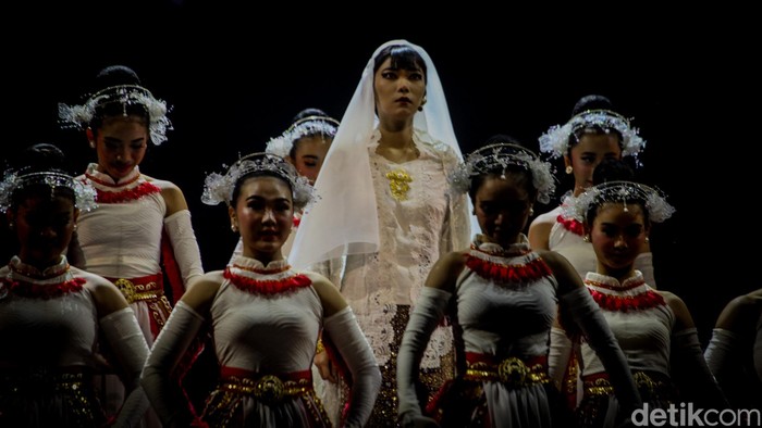 Isyana Sarasvati Jadi Fatmawati-Martha Tiahahu di Pagelaran Sabang Merauke Selain Yura Yunita, Isyana Sarasvati tampil di Pagelaran Sabang Merauke. Ia tampil sebagai sosok Fatmawati dan Martha Christina Tiahahu. Isyana Sarasvati membawakan lagu dalam Pagelaran Sabang Merauke di JIExpo Kemayoran, Jakarta, Jumat (16/8/2024).