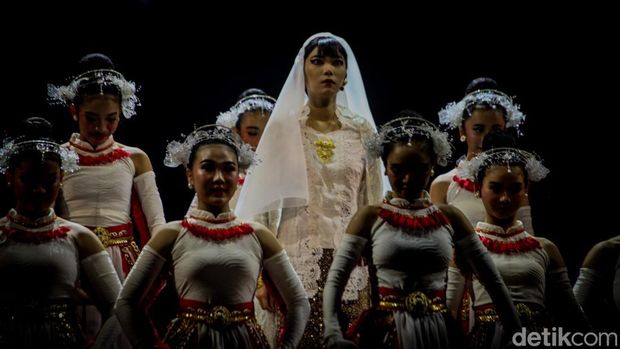 Selain Yura Yunita, Isyana Sarasvati tampil di Pagelaran Sabang Merauke. Ia tampil sebagai sosok Fatmawati dan Martha Christina Tiahahu. Isyana Sarasvati membawakan lagu dalam Pagelaran Sabang Merauke di JIExpo Kemayoran, Jakarta, Jumat (16/8/2024).