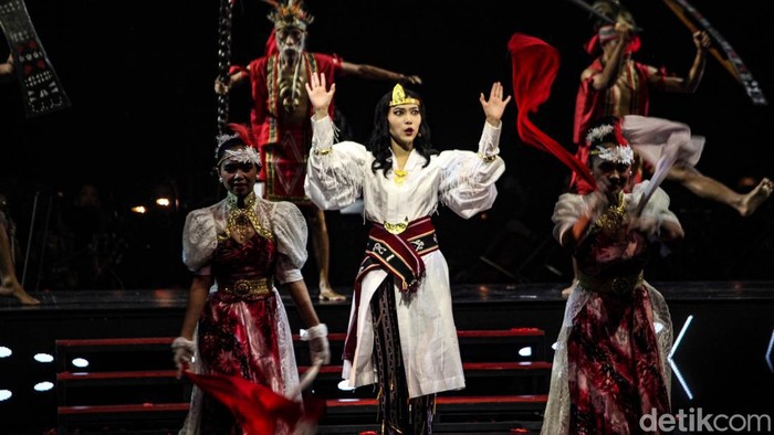 Selain Yura Yunita, Isyana Sarasvati tampil di Pagelaran Sabang Merauke. Ia tampil sebagai sosok Fatmawati dan Martha Christina Tiahahu. Isyana Sarasvati membawakan lagu dalam Pagelaran Sabang Merauke di JIExpo Kemayoran, Jakarta, Jumat (16/8/2024).