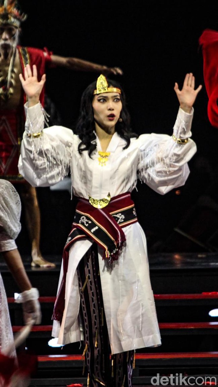 Selain Yura Yunita, Isyana Sarasvati tampil di Pagelaran Sabang Merauke. Ia tampil sebagai sosok Fatmawati dan Martha Christina Tiahahu. Isyana Sarasvati membawakan lagu dalam Pagelaran Sabang Merauke di JIExpo Kemayoran, Jakarta, Jumat (16/8/2024).