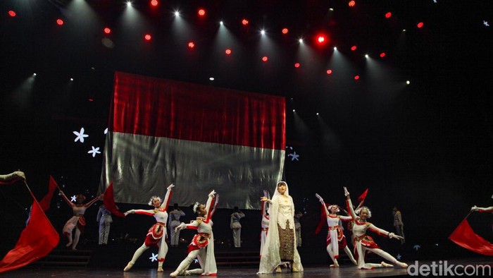 Selain Yura Yunita, Isyana Sarasvati tampil di Pagelaran Sabang Merauke. Ia tampil sebagai sosok Fatmawati dan Martha Christina Tiahahu. Isyana Sarasvati membawakan lagu dalam Pagelaran Sabang Merauke di JIExpo Kemayoran, Jakarta, Jumat (16/8/2024).