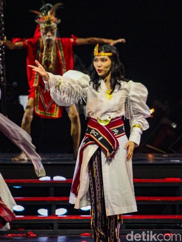 Selain Yura Yunita, Isyana Sarasvati tampil di Pagelaran Sabang Merauke. Ia tampil sebagai sosok Fatmawati dan Martha Christina Tiahahu. Isyana Sarasvati membawakan lagu dalam Pagelaran Sabang Merauke di JIExpo Kemayoran, Jakarta, Jumat (16/8/2024).