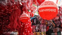 Beragam hiasan Merah Putih untuk memeriahkan HUT RI dijajakan.  