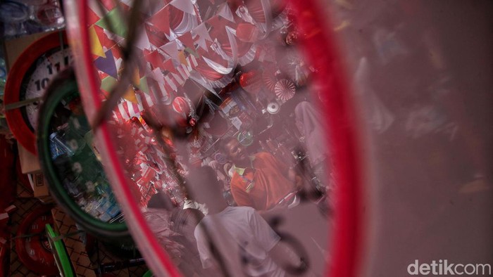 Jelang 17 Agustus, Pernak-pernik HUT RI Masih Dicari Pernak-pernik HUT RI masih dijual sehari jelang Hari Kemerdekaan. Para pedagang berharap penjualan pernak-pernik Merah Putih itu meningkat hari ini.