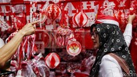 Warga membeli pernak-pernik HUT RI di sebuah pasar di Jakarta.  