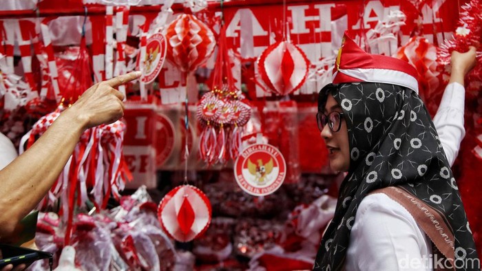 Jelang 17 Agustus, Pernak-pernik HUT RI Masih Dicari Pernak-pernik HUT RI masih dijual sehari jelang Hari Kemerdekaan. Para pedagang berharap penjualan pernak-pernik Merah Putih itu meningkat hari ini.