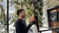 Omongan netizen itu pun ditanggapi oleh suami Jessica, Yakup Hasibuan. Yakup mengatakan tidak peduli dan menganggap Jessica tetap cantik. Foto: Instagram @jscmila