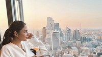 Terlepas dari itu, sebelum punya anak, artis cantik ini sering membagikan keseruannya saat makan-makan di luar negeri. Foto: Instagram @jscmila