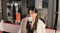 Dalam menikmati momen sarapan, artis kelahiran 1992 itu pergi ke sebuah kafe dan menikmati secangkir teh dan satu buah croissant. Foto: Instagram @jscmila