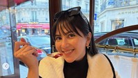 Kali ini istri Yakup Hasibuan itu mendatangi kafe dessert lainnya di Paris. Ia lagi-lagi memesan dessert mirip pavlova yang dilengkapi lumuran saus strawberry. Foto: Instagram @jscmila
