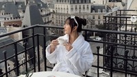 Wow! Kali ini pemeran sinetron ‘Ganteng-Ganteng Serigala’ itu menikmati waktu sarapannya di balkon hotel. Ia menikmati secangkir tehnya sambil melihat pemandangan menara eiffel dan kota Paris. Foto: Instagram @jscmila