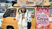 Ketika hamil, ibu anak satu ini jalan-jalan ke Jepang. Jessica pun sempat mencicipi hidangan crepe dengan es krim yang segar ini. Foto: Instagram @jscmila