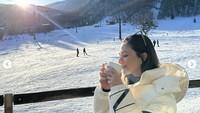 Ketika di Jepang, artis itu juga sempat menikmati waktu di area pegunungan salju. Ia terlihat menikmati secangkir minuman hangat di udara yang dingin.  Foto: Instagram @jscmila