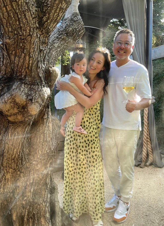 Julie dan pembalap David Tjiptobiantoro diketahui menikah pada tahun 2021. Dari pernikahan tersebut keduanya telah dikaruniai seorang putri yang lahir pada tahun 2023. Foto: Instagram/@julstelle