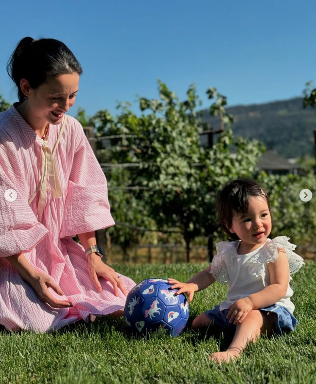 Sejak dilahirkan, Julie dan keluarganya kompak merahasiakan wajah sang putri dari publik. Namun kini rasa penasaran publik pun sudah terjawab karena bisa melihat wajah putri Julie yang selama ini ditutupi. Foto: Instagram/@julstelle