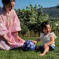 Sejak dilahirkan, Julie dan keluarganya kompak merahasiakan wajah sang putri dari publik. Namun kini rasa penasaran publik pun sudah terjawab karena bisa melihat wajah putri Julie yang selama ini ditutupi. Foto: Instagram/@julstelle