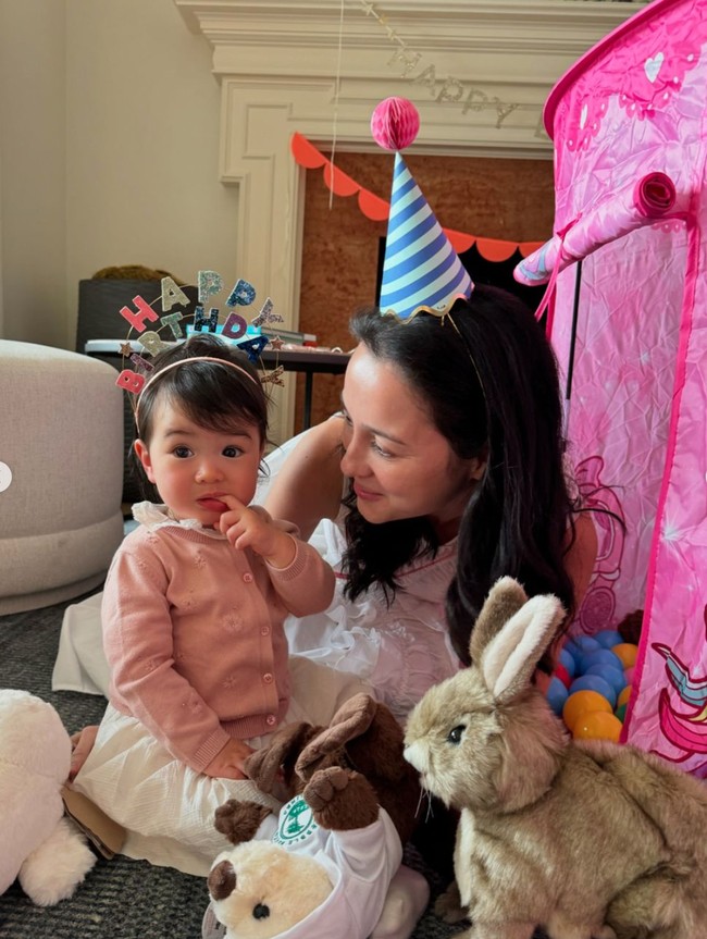 Baru berulang tahun pada 20 Juli lalu, putri kecil Julie yang diberi nama Brielle Léïa Tjiptobiantoro itu kini berusia 1 tahun. Terlihat Brielle yang mewarisi kecantikan sang bunda. Foto: Instagram/@julstelle