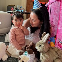 Baru berulang tahun pada 20 Juli lalu, putri kecil Julie yang diberi nama Brielle Léïa Tjiptobiantoro itu kini berusia 1 tahun. Terlihat Brielle yang mewarisi kecantikan sang bunda. Foto: Instagram/@julstelle