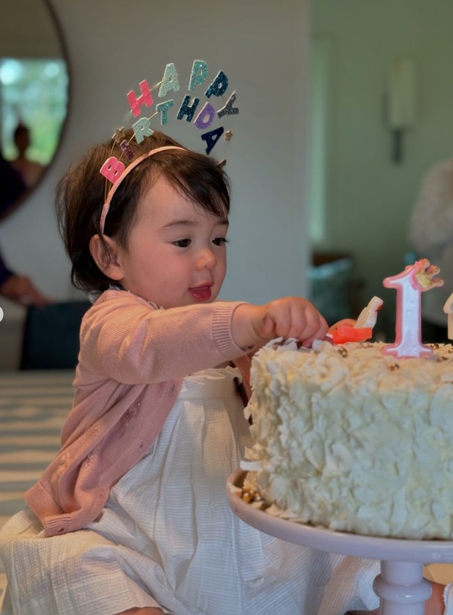 Penampilan Brielle pun langsung banjir pujian netizen. Tak hanya imut, Brielle juga tampak memiliki paras cantik blasteran yang didapat dari kedua orangtuanya. Foto: Instagram/@julstelle