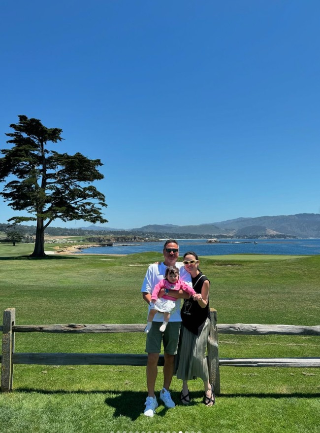 Julie bersama suami dan anaknya pun terlihat kerap pergi dan menghabiskan waktu bersama. Ketiganya tampil kompak dan harmonis kala berpose bersama. Foto: Instagram/@julstelle