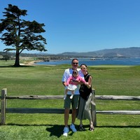 Julie bersama suami dan anaknya pun terlihat kerap pergi dan menghabiskan waktu bersama. Ketiganya tampil kompak dan harmonis kala berpose bersama. Foto: Instagram/@julstelle