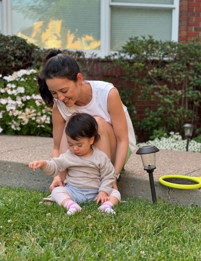 Potret Julie saat bermain bersama putrinya. Meski sudah menjadi seorang ibu, namun penampilan Julie masih terlihat begitu menawan. Foto: Instagram/@julstelle
