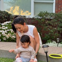 Potret Julie saat bermain bersama putrinya. Meski sudah menjadi seorang ibu, namun penampilan Julie masih terlihat begitu menawan. Foto: Instagram/@julstelle