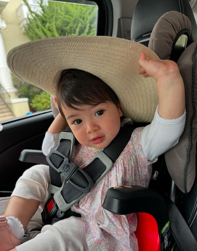 Punya darah keturunan Prancis, Manado, dan Tionghoa dari Julie, tak heran jika Brielle memiliki paras cantik dan imut. Cantik banget si kecil, komentar Maia Estianty. Lucu bgtttttt, tambah Rossa. Foto: Instagram/@julstelle