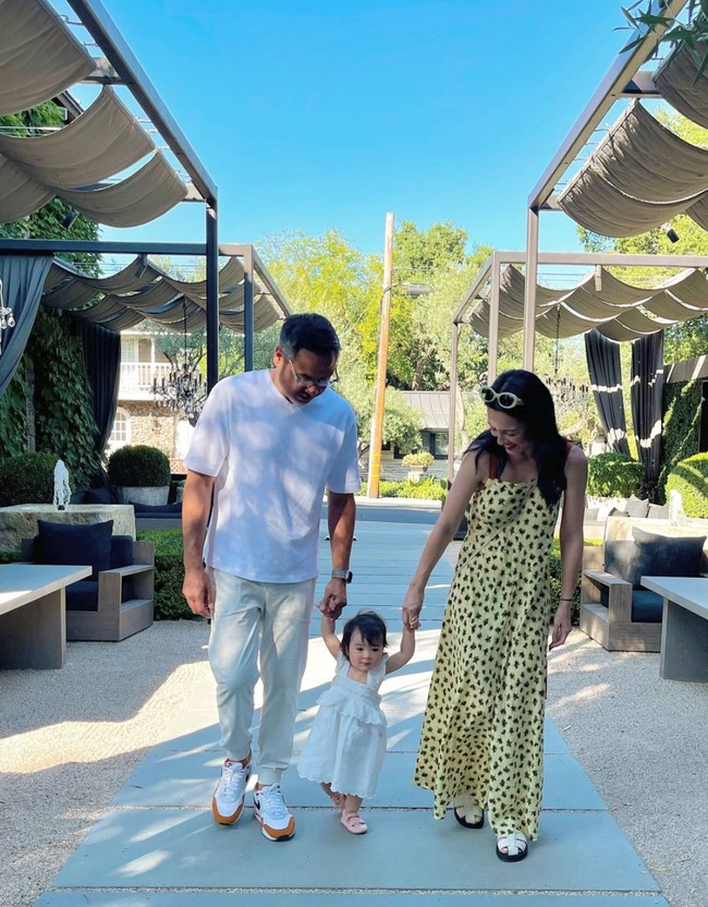 Artis cantik Julie Estelle baru saja mengungkap wajah putrinya yang selama ini ditutupi. Melalui unggahan di akun Instagramnya yang bertajuk About July wanita 35 tahun itu memamerkan beberapa foto kebersamaannya dengan keluarga kecilnya. Foto: Instagram/@julstelle