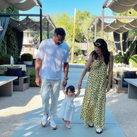 Artis cantik Julie Estelle baru saja mengungkap wajah putrinya yang selama ini ditutupi. Melalui unggahan di akun Instagramnya yang bertajuk About July wanita 35 tahun itu memamerkan beberapa foto kebersamaannya dengan keluarga kecilnya. Foto: Instagram/@julstelle