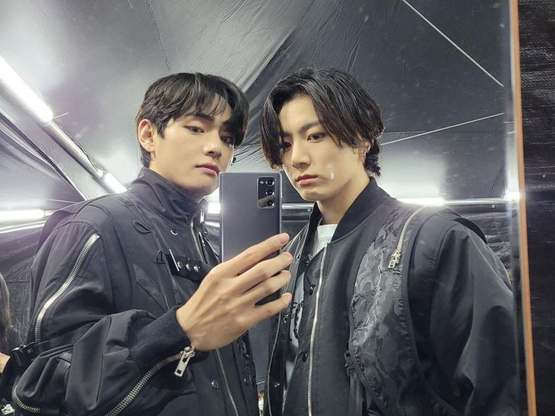 Jungkook dan V BTS